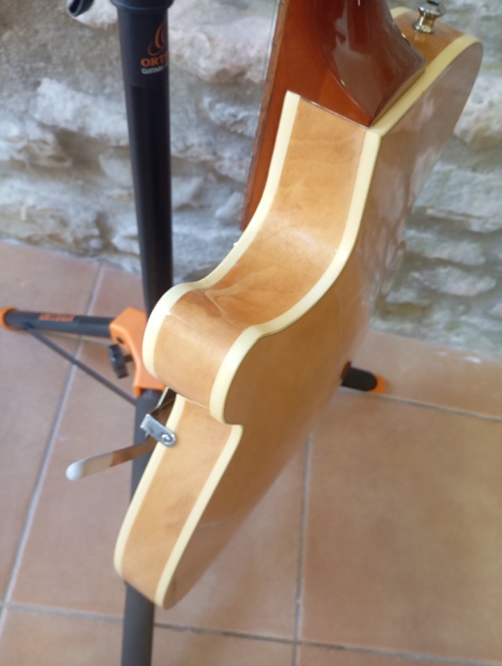 Godin Montreal Premiere Bigsby de segunda mano · Foto 4 de 10 · Girona