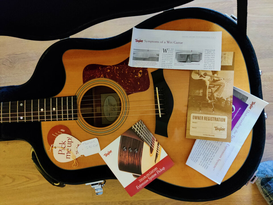 Taylor 310CE electroacústica