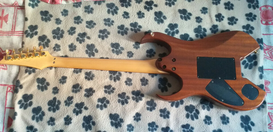 Ibanez RBM400 OL modelo Reb Beach