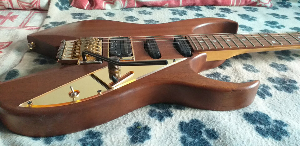 Ibanez RBM400 OL modelo Reb Beach