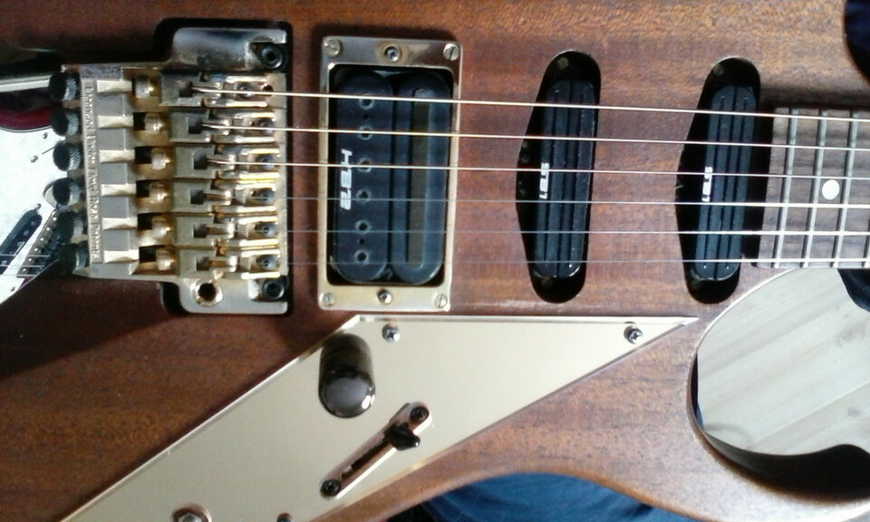 Ibanez RBM400 OL modelo Reb Beach