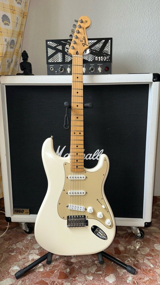 Fender Stratocaster Standard Mex de segunda mano · Foto 1 de 6 · Almería · 600 €