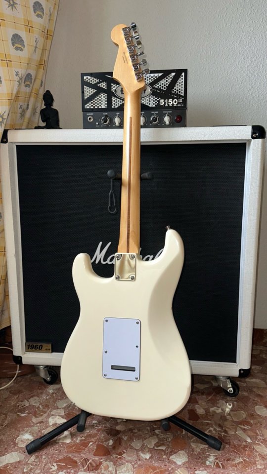 Fender Stratocaster Standard Mex de segunda mano · Foto 4 de 6 · Almería · 600 €