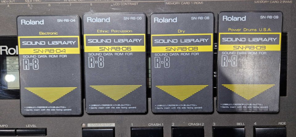 Roland R-8 con PSU original y 4 ROM