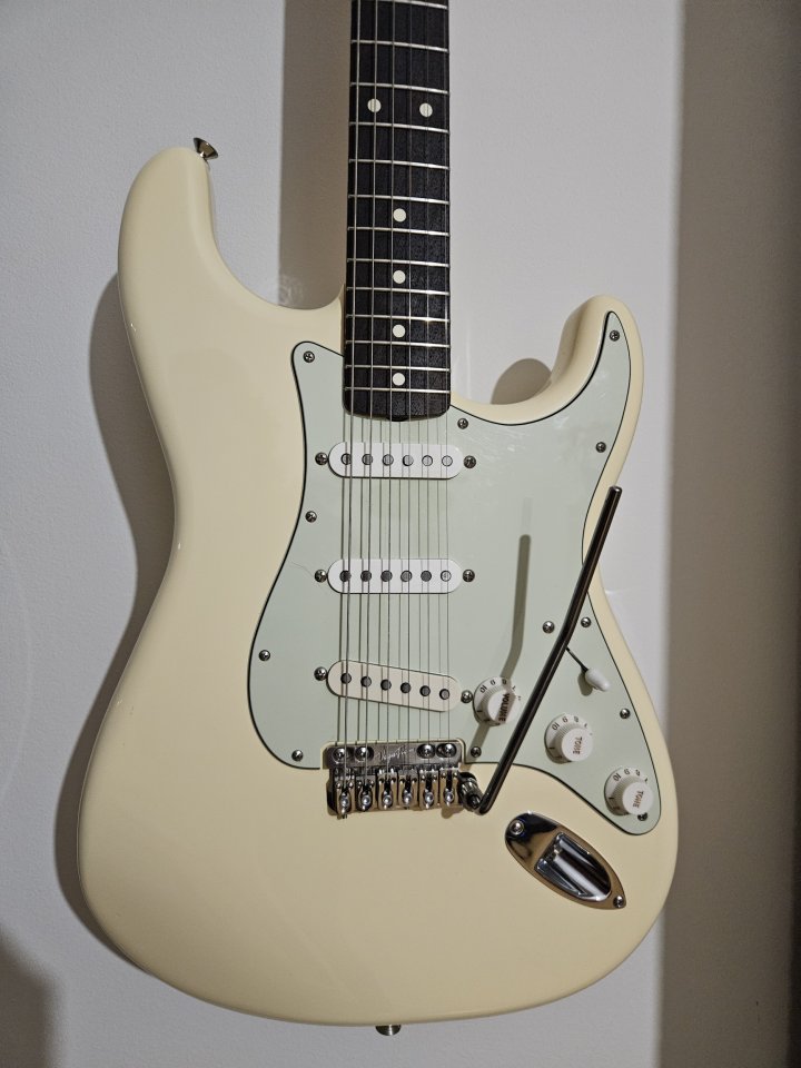 CHOLLO Fender Vintera ii 60s strat vegatrem ultra y dimarzio de segunda mano · Foto 1 de 8 · La Rioja · 600 €