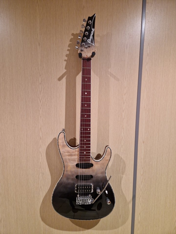 Bella y versátil Ibanez SA360NQM