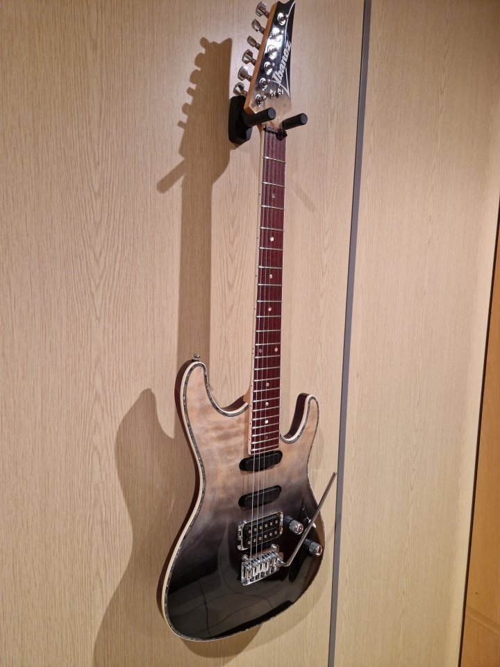 Bella y versátil Ibanez SA360NQM