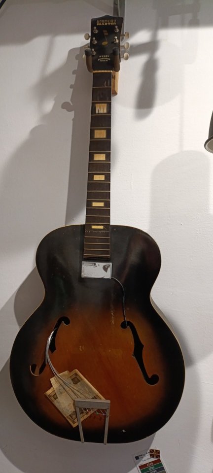 Guitarra Archtop Harmony Master