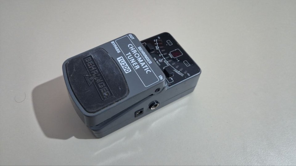 Behringer TU300 pedal afinador de segunda mano · Foto 1 de 3 · Badajoz · 15 €