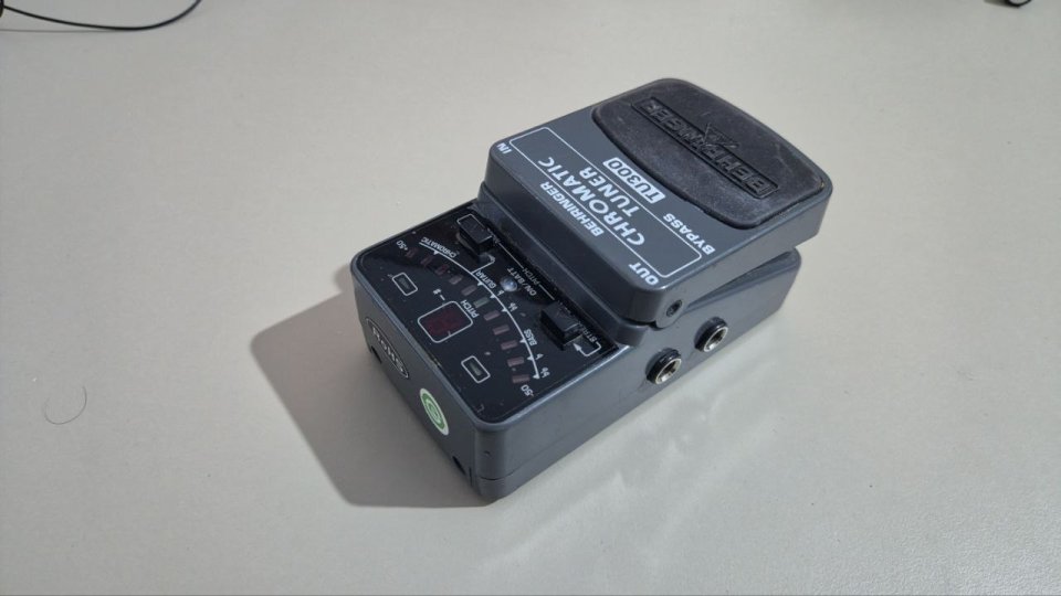 Behringer TU300 pedal afinador de segunda mano · Foto 2 de 3 · Badajoz · 15 €