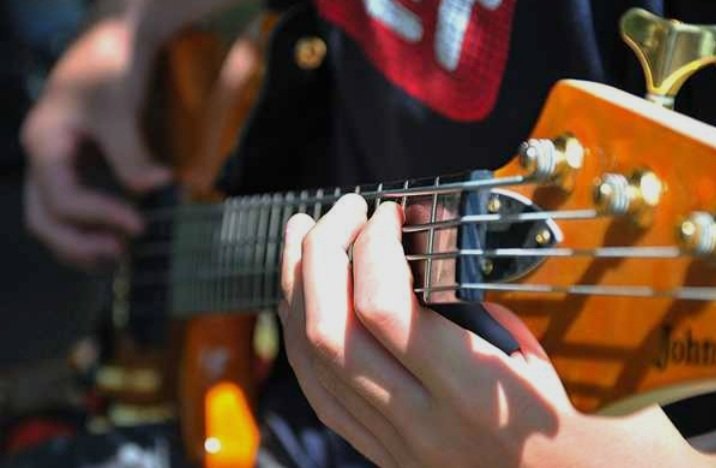 Se ofrece BAJISTA para banda de Covers o temas propios.