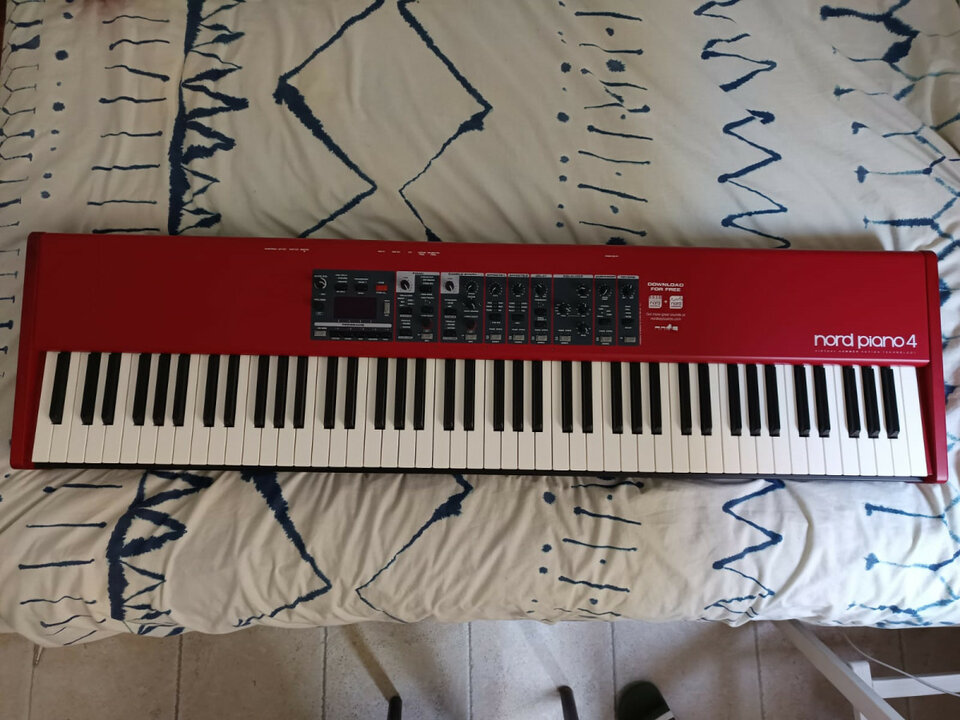Vendo o cambio Nord piano 4 con funda y triple pedal incluídos.