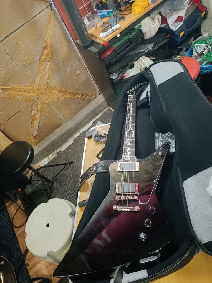 Vendo Gibson Explorer '76 (fabricada en 2008). Incluye estuche original. de segunda mano · Foto 2 de 10 · Melilla · 1750 €
