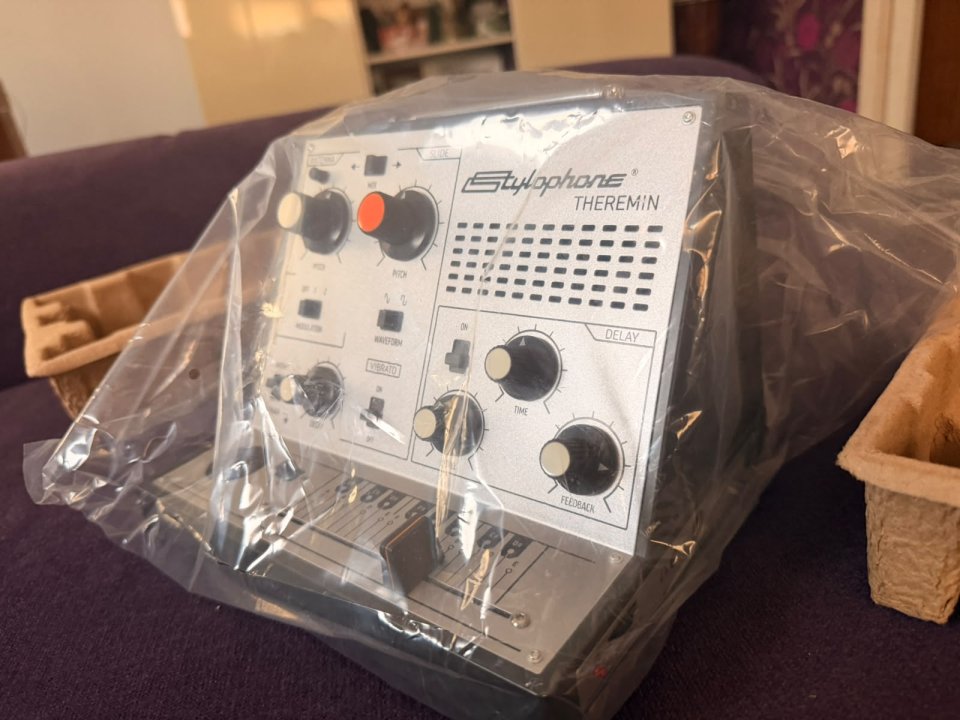 Stylophone Theremin nuevo a estrenar con caja original de segunda mano · Foto 1 de 7 · Girona · 99 €