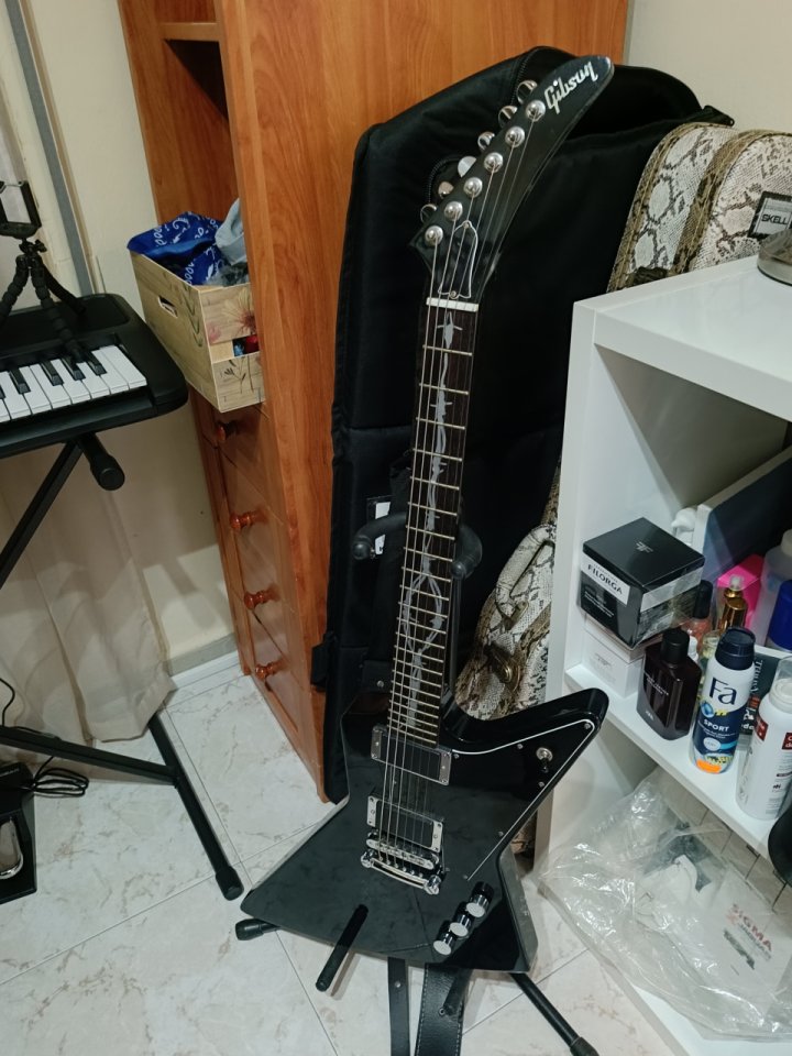 Vendo Gibson Explorer '76 (fabricada en 2008). Incluye estuche original. de segunda mano · Foto 3 de 10 · Melilla · 1750 €