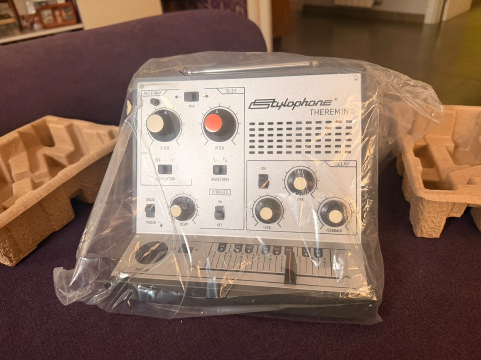 Stylophone Theremin nuevo a estrenar con caja original de segunda mano · Foto 3 de 7 · Girona · 99 €
