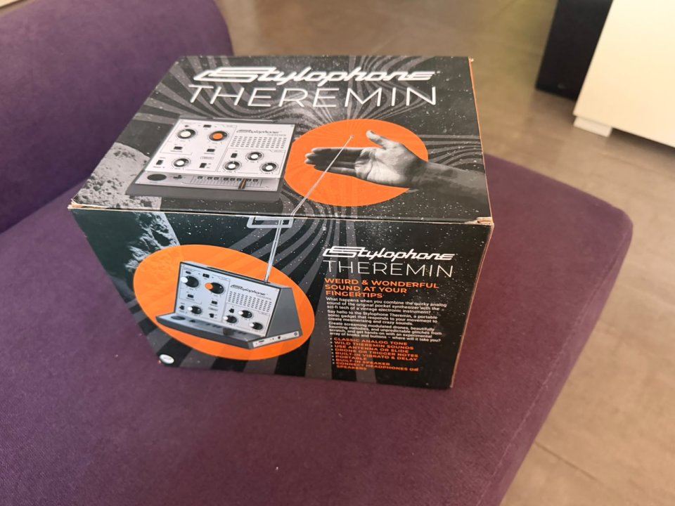 Stylophone Theremin nuevo a estrenar con caja original de segunda mano · Foto 4 de 7 · Girona · 99 €