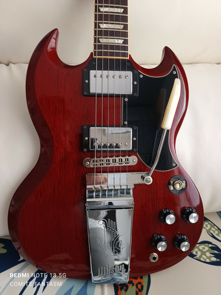 Gibson SG Original maestro vibrola dark cherry, espectacular