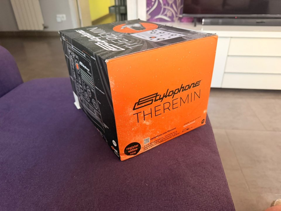 Stylophone Theremin nuevo a estrenar con caja original de segunda mano · Foto 6 de 7 · Girona · 99 €