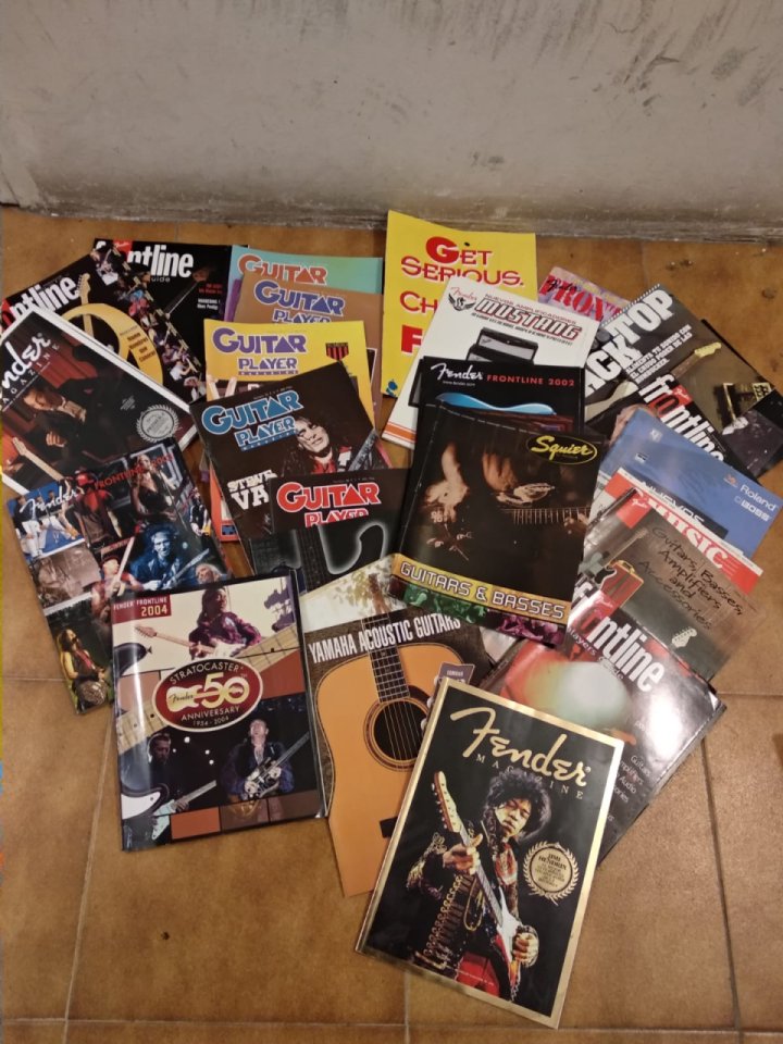 Catálogos Fender, Squier, Epiphone etc y revistas Guitar Player