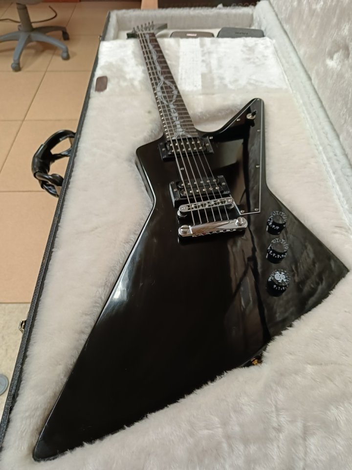 Vendo Gibson Explorer '76 (fabricada en 2008). Incluye estuche original. de segunda mano · Foto 1 de 10 · Melilla · 1750 €
