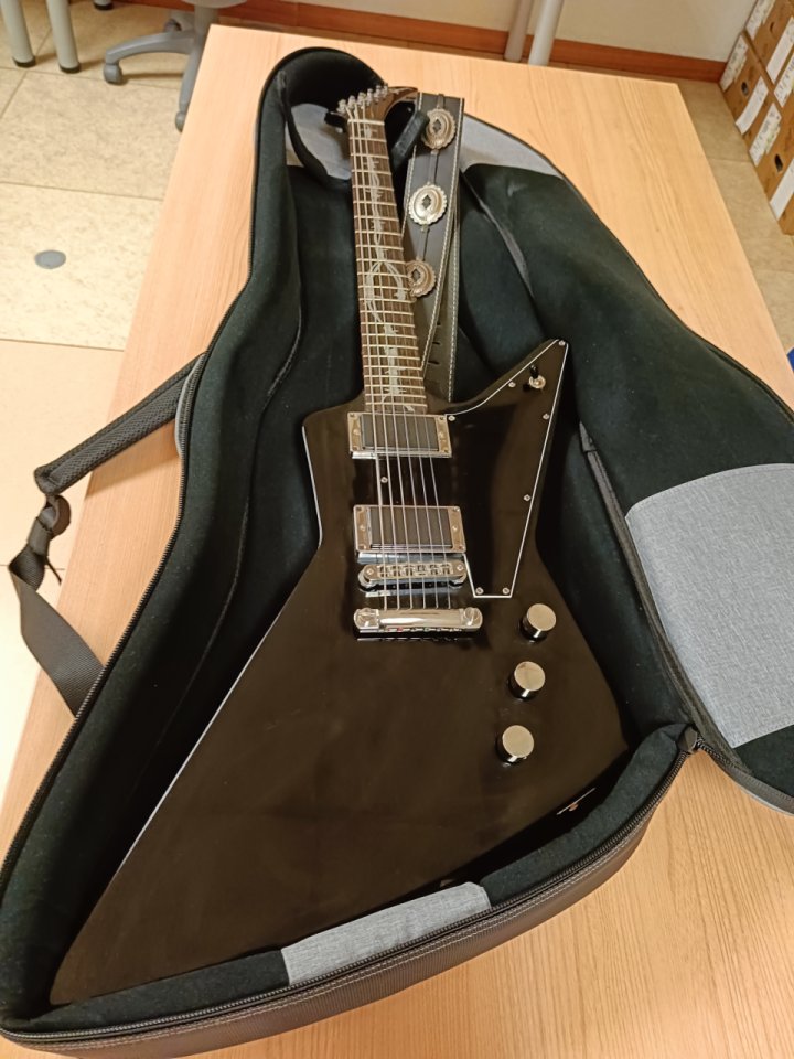 Vendo Gibson Explorer '76 (fabricada en 2008). Incluye estuche original. de segunda mano · Foto 4 de 10 · Melilla · 1750 €