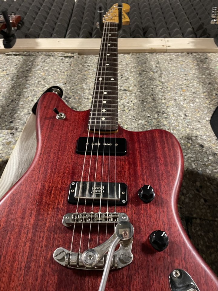 Fender Jaguar muy tuneada de segunda mano · Foto 3 de 8 · Cantabria · 450 €
