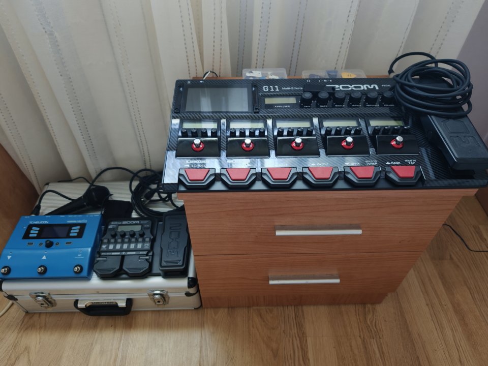 Pedalera multiefecto zoom g11 de segunda mano · Foto 1 de 3 · Asturias · 300 €