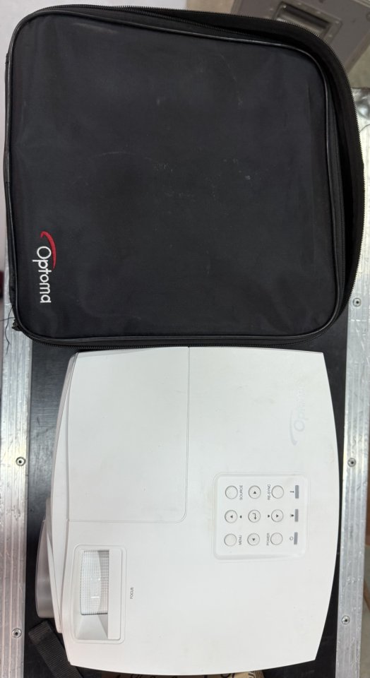 Proyector optoma con gran angular.