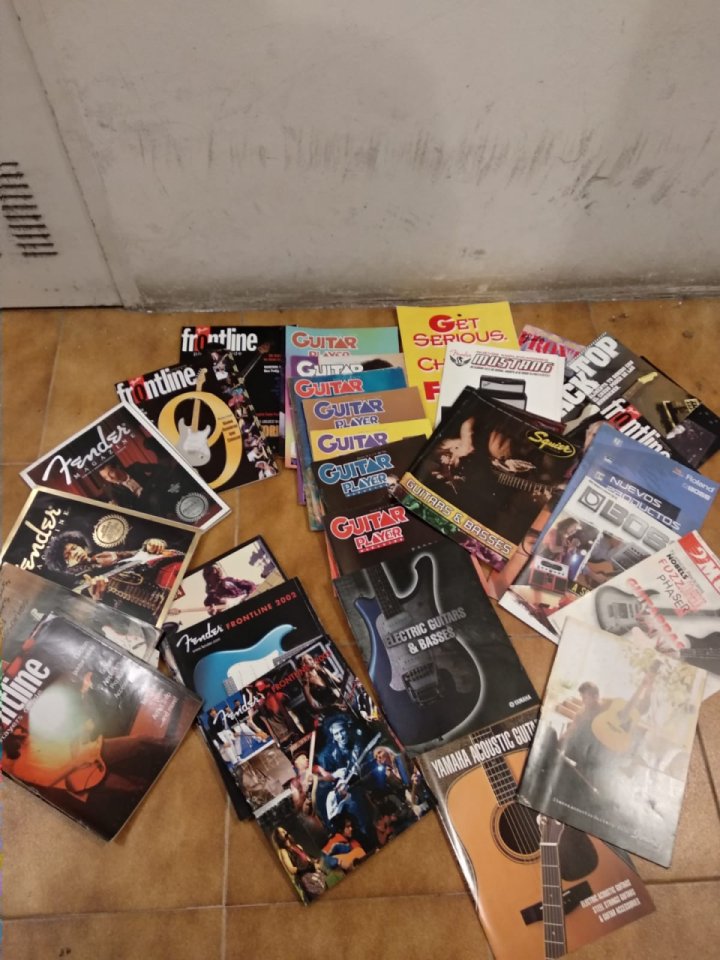 Catálogos Fender, Squier, Epiphone etc y revistas Guitar Player