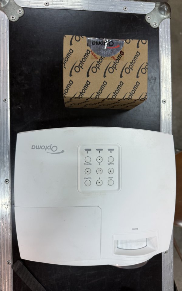 Proyector optoma con gran angular.