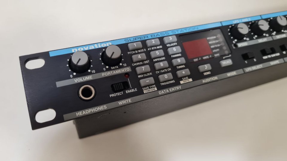 NOVATION Super Bass Station + M-AUDIO Firewire Audiophile (4-in, 6-out, MIDI) de regalo