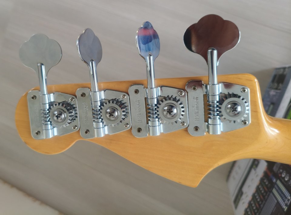 Fender Jazz bass JB75-90US (3-tone sunburst, CIJ, 1997) de segunda mano · Foto 4 de 10 · Madrid · 1070 €