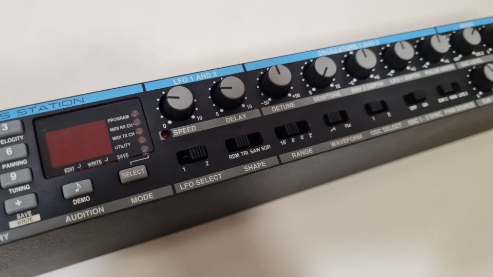 NOVATION Super Bass Station + M-AUDIO Firewire Audiophile (4-in, 6-out, MIDI) de regalo