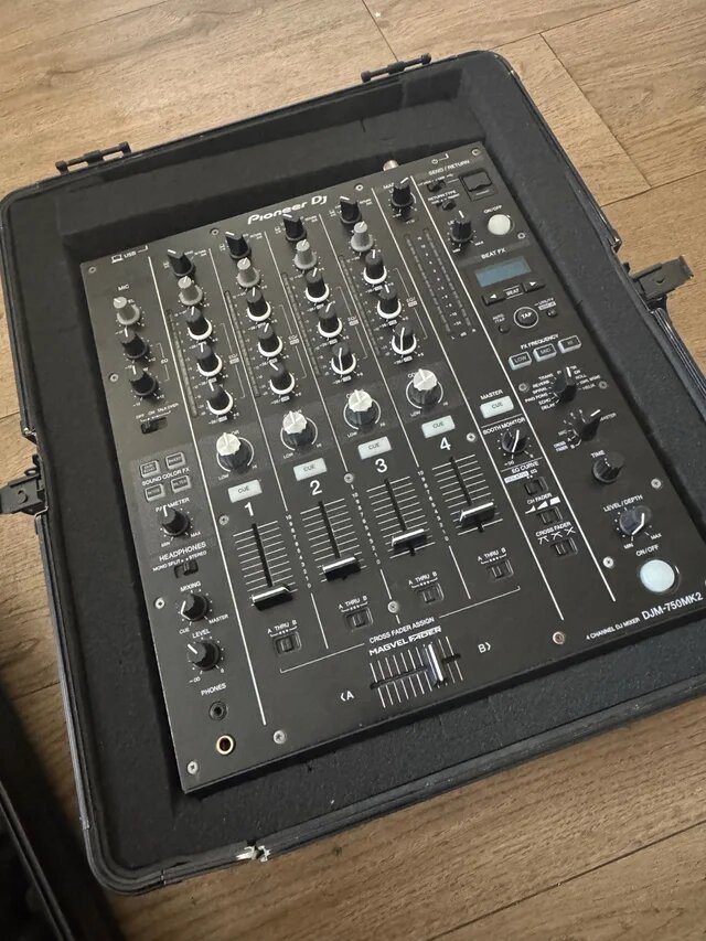 Pioneer djm 750 mk2 con caja UDG