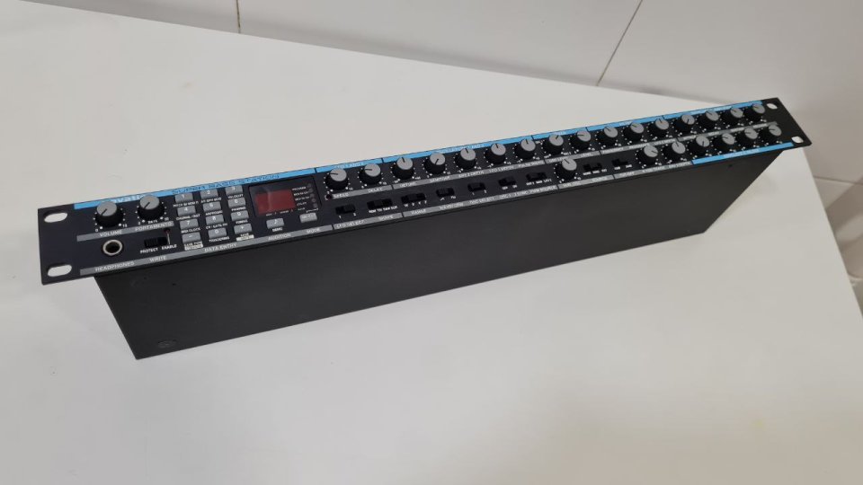 NOVATION Super Bass Station + M-AUDIO Firewire Audiophile (4-in, 6-out, MIDI) de regalo