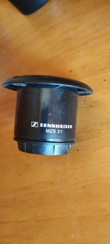 Soporte para micrófono atril Sennheiser MZS 31 de segunda mano · Foto 1 de 2 · Barcelona · 10 €