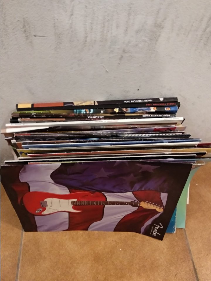 Catálogos Fender, Squier, Epiphone etc y revistas Guitar Player