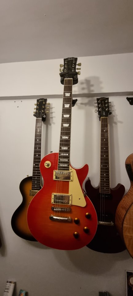 Cambio 3 o 4 guitarras por una de segunda mano · Foto 3 de 4 · Madrid