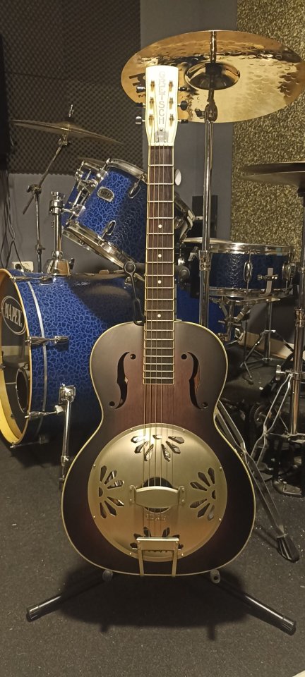 Gretsch G9241 Alligator Biscuit Roundneck Resonator Electro Acoustic con biscuit Fishman (mejorado) funda acolchada.