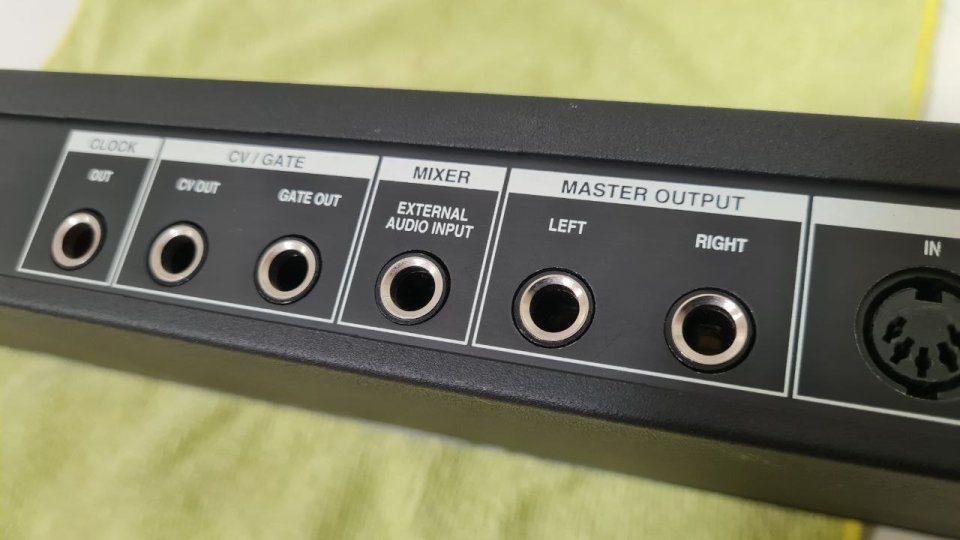 NOVATION Super Bass Station + M-AUDIO Firewire Audiophile (4-in, 6-out, MIDI) de regalo