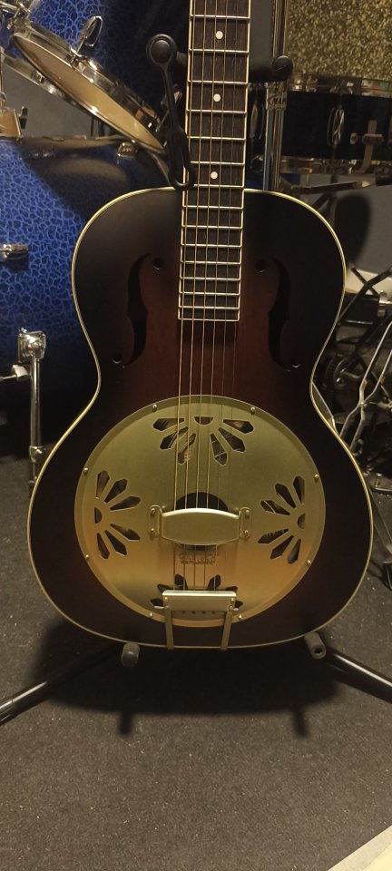 Gretsch G9241 Alligator Biscuit Roundneck Resonator Electro Acoustic con biscuit Fishman (mejorado) funda acolchada.