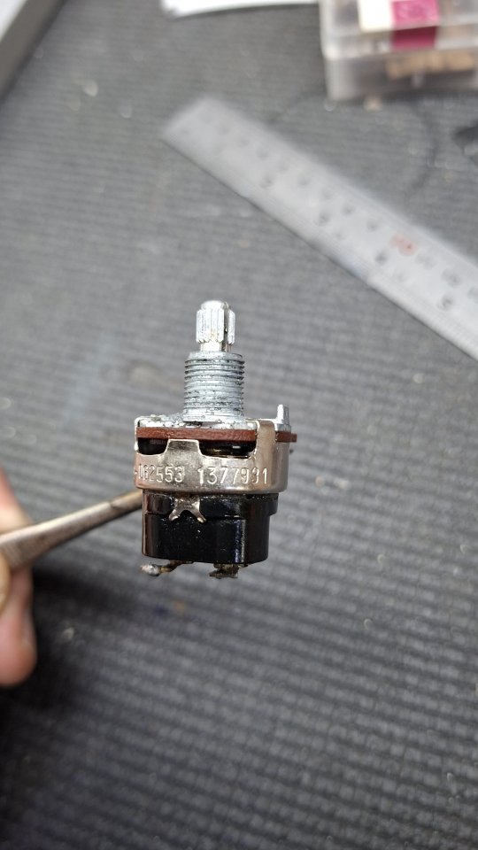 Potenciómetro CTS 500k Push/Pull short shaft (1979) de segunda mano · Foto 1 de 2 · Lugo · 25 €