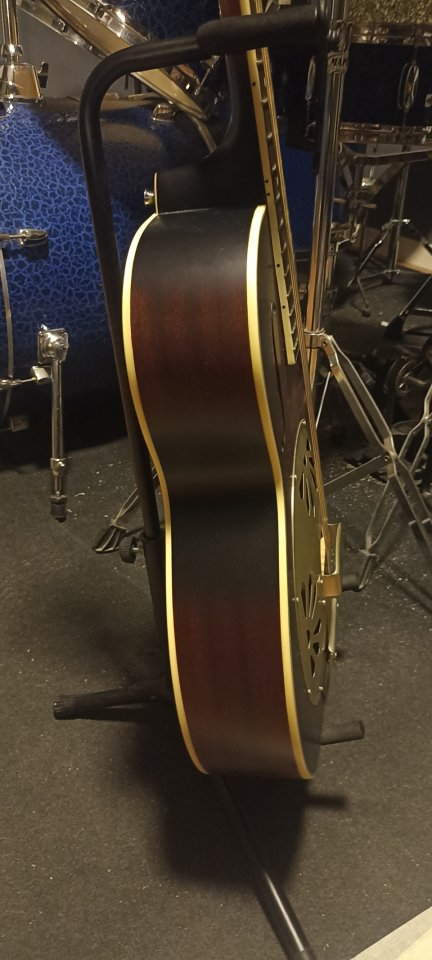 Gretsch G9241 Alligator Biscuit Roundneck Resonator Electro Acoustic con biscuit Fishman (mejorado) funda acolchada.