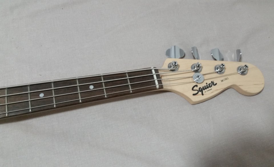 Bajo Squier Mini Precision, envío incluido de segunda mano · Foto 3 de 4 · Badajoz · 130 €