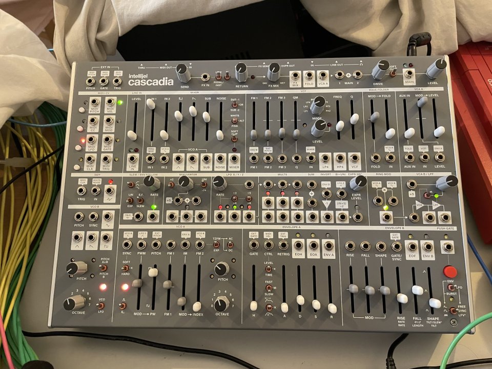 Intellijel Cascadia Semi-modular + Aluminium side panels