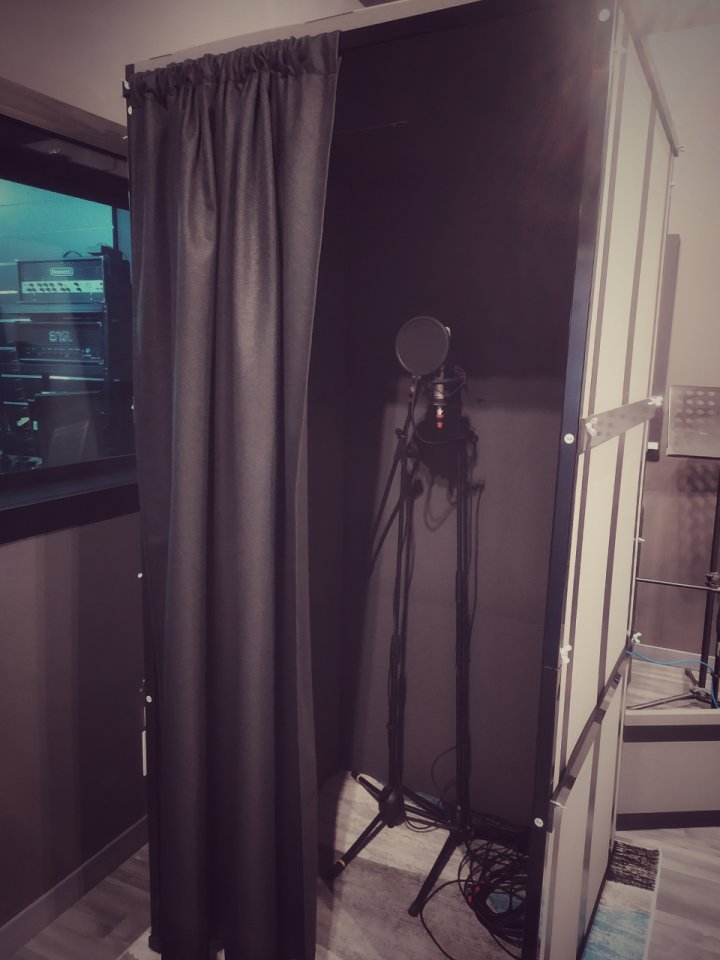 Cabina de Grabación / Locución Profesional – COMO NUEVA