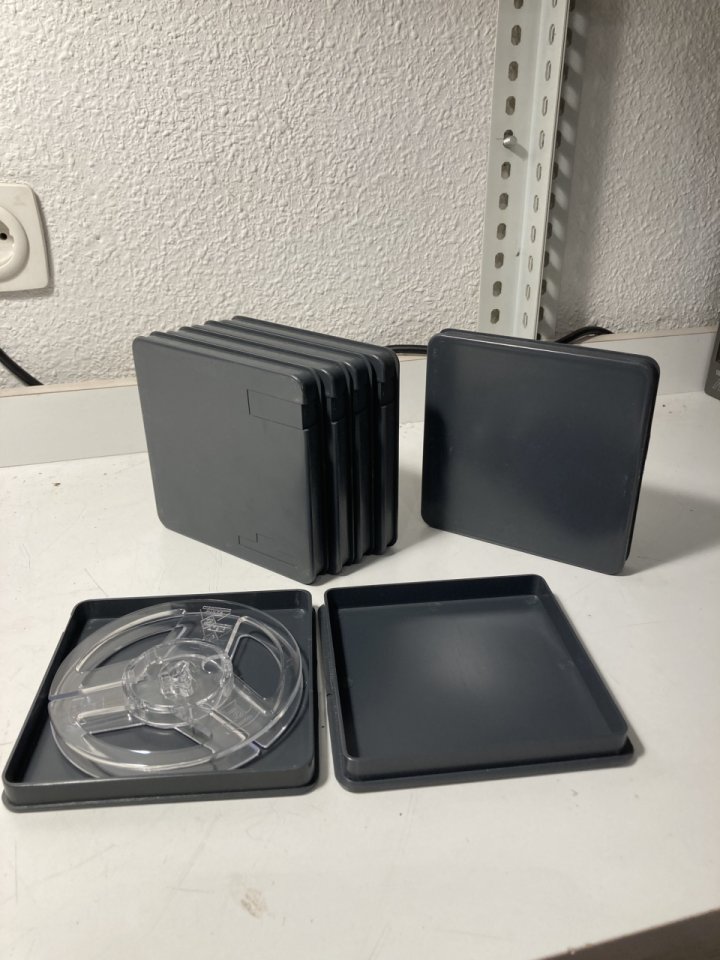 Cajas y bobinas de cinta pequeñas (46 unidades) de segunda mano · Madrid · 75 €