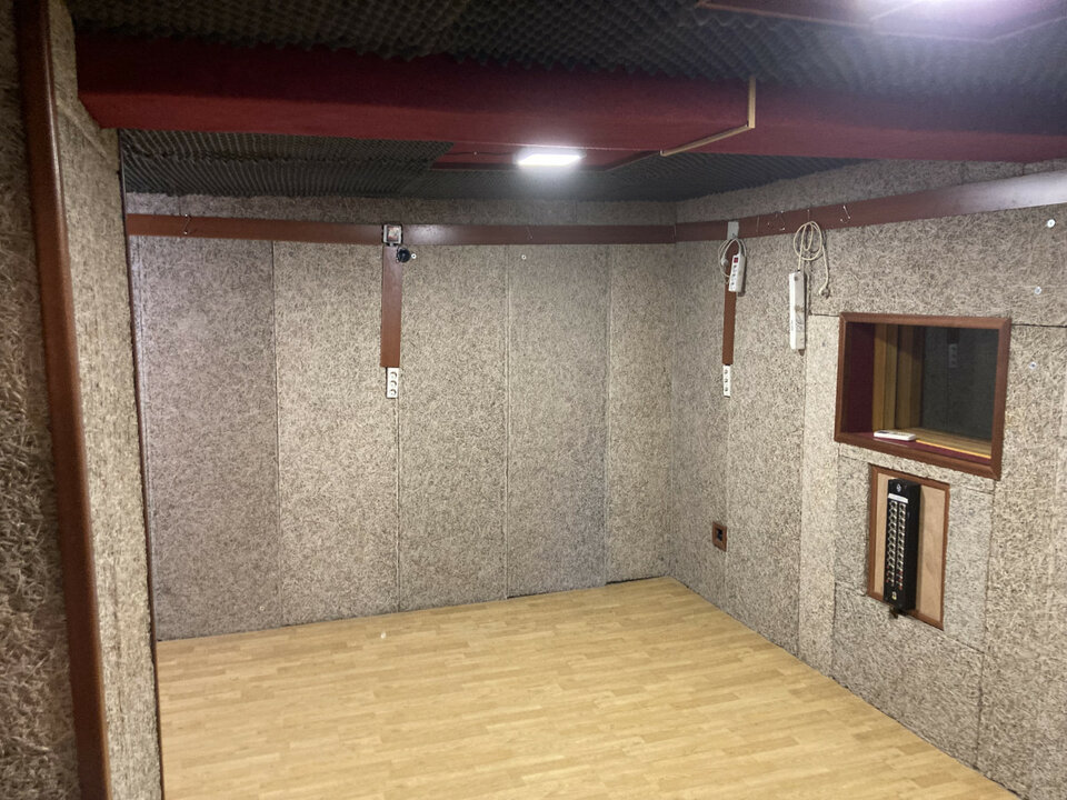 Se vende local preparado como estudio de grabación y sala de ensayo en Vigo