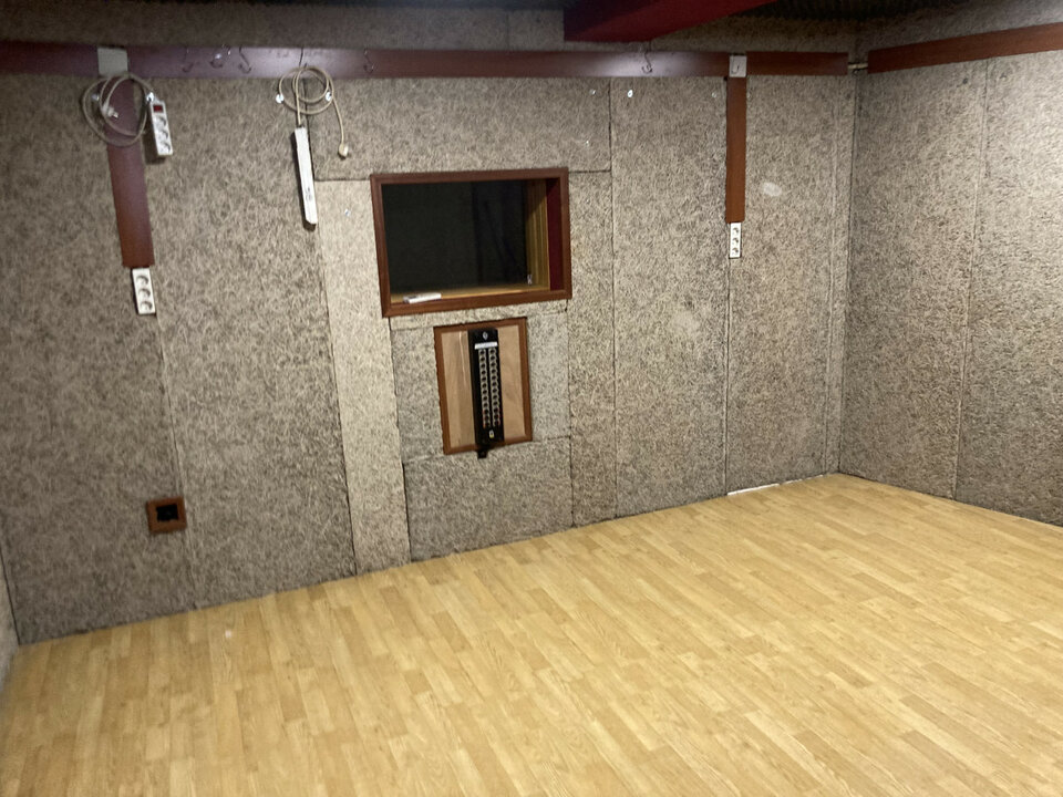 Se vende local preparado como estudio de grabación y sala de ensayo en Vigo